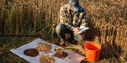 Ein Landwirt zieht Bodenproben