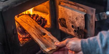 Feuchtes Holz im Ofen ist keine gute Idee. Die Nachteile überwiegen.