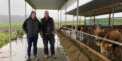 Junglandwirt Felix Schwartz und Seniorchef Hans machen sich große Sorgen um den Familienbetrieb. Ein geplantes Naturschutzgebiet bedroht den Hof.