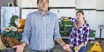 Ein Mitarbeiter und eine Landwirtin stehen in einer Halle.