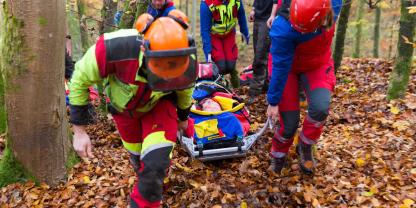 Auf dem Weg zum Rettungswagen: Damit der Verunfallte schnell Hilfe bekommt, braucht es Ersthelfer, die wissen was zu tun ist.