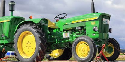 Ein Oldtimer Traktor von john Deere