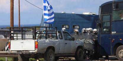 Ein Pickup von demonstrierenden Landwirten und die griechische Polizei stehen sich gegenüber.