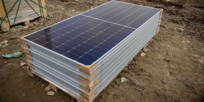 Neben Verzögerungen beim Bau von Erneuerbare-Energie-Anlagen wie Freiflächen-PV-Anlagen oder Biogasanlagen kommt es seit Jahren besonders beim Netzanschluss von Großanlagen zu Problemen.