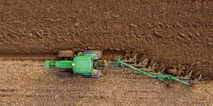 Welche Bodenbearbeitung Landwirte auf machen, hängt von unterschiedlichen Faktoren ab.
