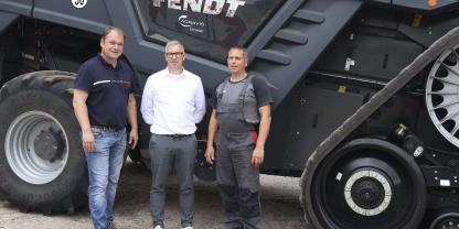 Aus Landtechnik Gaßmann wird Agravis Technik: Die beiden Geschäftsführer der Landtechnik Gaßmann GmbH, Stephan Sulfrian (li.) und Mario Lange (re.) mit Holger Beuster, dem Geschäftsführer der AGRAVIS Technik Sachsen-Anhalt/Brandenburg GmbH.