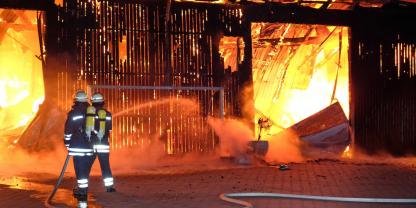 Feuerwehr-löscht-Brand-AdobeStock_184144673