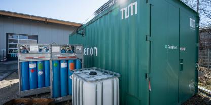 Die Pilotanlage vom TUM-Campus steht heute bei Reverion in Eresing und dient als Versuchsanlage. In ihr testen die Entwickler verschiedene Hochtemperatur-Brennstoffzellen.