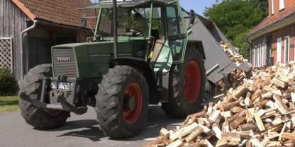 Ein junger Landwirt aus Niedersachsen gibt Einblicke in seine Arbeit als Brennholzhändler. Mit dabei sind Fendt Traktoren und ein Sägespaltautomat.