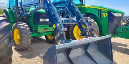 John Deere Traktoren auf einem Parkplatz