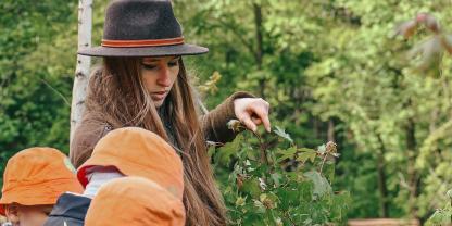 Anna-Karina Kemper und der Bienenwald in Sachsen sind Gesichter und Waldbilder für nachhaltige Forstwirtschaft.