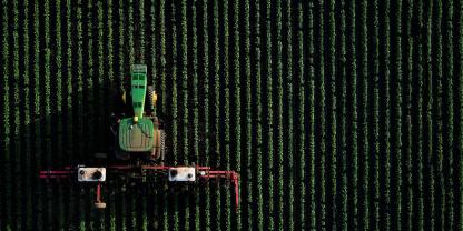 Ein John Deere auf einem Feld