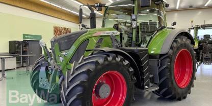 Ein Fendt 724 S4 PROFI+ Traktor von vorne