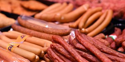 SYMBOLBILD: Die Wirtschaftskrise trifft einen weiteren Traditionsbetrieb. Eine Fleischerei-Kette aus dem Erzgebirge musste nun Insolvenz anmelden.