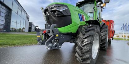 Elektrisch angetriebener Traktor der Marke Xeevo steht vor einer Verkaufshalle.