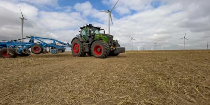 Traktor auf einem Acker