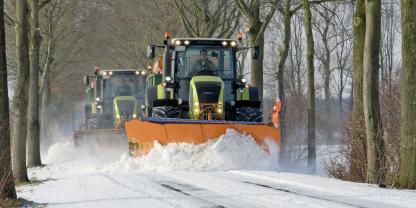 Ein Landwirt beim Winterdienst: 42 Mio. m² werden so deutschlandweit von Eis und Schnee befreit.