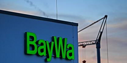 Das Logo der Baywa an einem Gebäude.