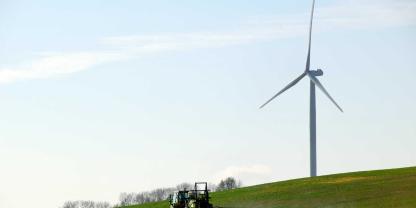 Windrad-Landwirtschaft-AdobeStock_4962668