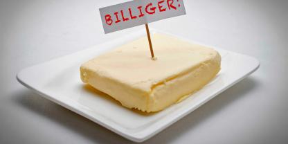 Butter mit einem Schild mit der Aufschrift "billiger"