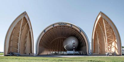Der Luftschiffhangar Mülheim besticht durch seine atemberaubende Konstruktion und die große Nachhaltigkeit. Er gilt als ein Beispiel für zukunftsorientiertes, ressourcenschonendes Bauen.
