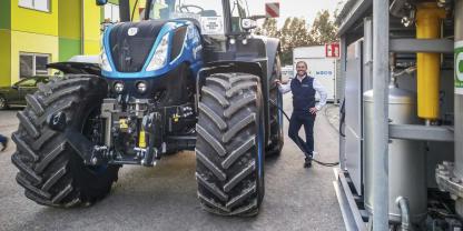 Jetzt beides förderfähig: Der Methanpower-Traktor sowie eine Hof-CNG-Tankstelle mit dem aufbereiteten Biogas-Treibstoff.