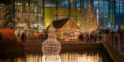 Das neu gestaltete Weihnachtskaufhaus nahe dem Porsche Pavillon wurde eigens für die Autostadt entworfen und erinnert an eine traditionelle Fachwerkscheune.