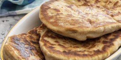 Das Fladenbrot kommt aus der Pfanne auf den Teller.