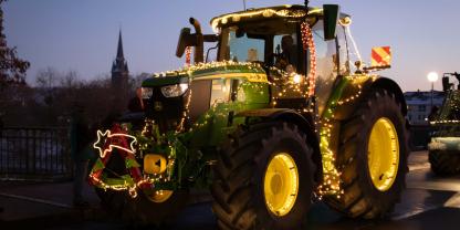SYMBOLBILD: In Grimmen sichern John Deere Traktoren statt Betonpoller den Weihnachtsmarkt vor Terroranschlägen. Im Netz diskutieren die User über diese besondere Absicherung.