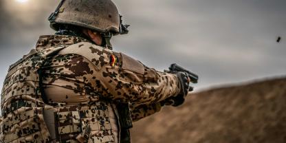 Soldat der Bundeswehr mit seiner Dienstpistole. CZ aus Tschechien wird künftig die Bundeswehr mit Pistolen ausrüsten.