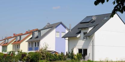 Doppelhäuser-mit-Garten-AdobeStock_32595201