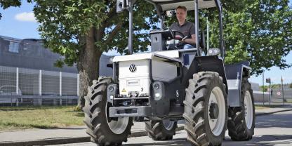Der erste Traktor von VW fährt batterieelektrisch und wirkt auf den ersten Blick spartanisch ausgerüstet.