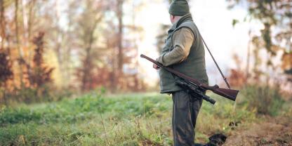 Ein Jäger entdeckte einen toten Mann im Wald.
