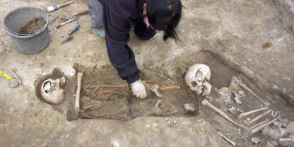 Archäologische Ausgrabung von Gräbern an der Kirche in Oldendorf.