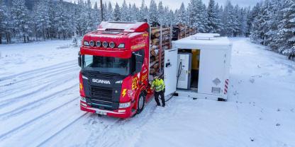 In Schweden muss ein E-Holztransporter einen echten Härtetest bestehen: Mit mobiler Ladestation geht es zur Forstarbeit im tiefsten Winter.