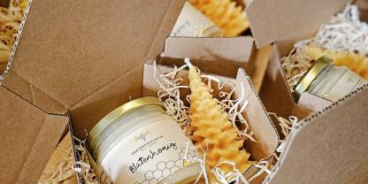 Kleine Boxen mit Gutem aus dem Bienenstock, verpackt in Holzwolle, eignen sich bestens als Geschenk.