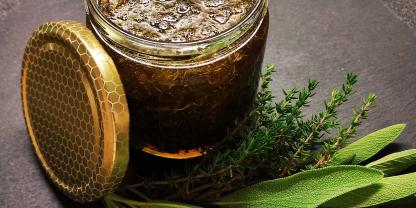 Selbst gemachter Erkältungshonig schmeckt gut und tut gut.