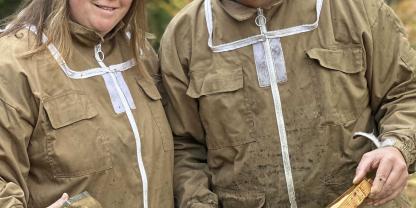 Unsere Monatsbetrachter Anna und Kilian Stumpp an einem ihrer Bienenstände in Braunschweig.