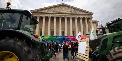 Traktoren vor der Nationalversammlung in Paris.