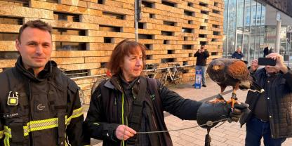 Kevin Lenz von der Feuerwehr Wuppertal mit der Falknerin und dem Wüstenbussard nach erfolgreichem Einsatz.