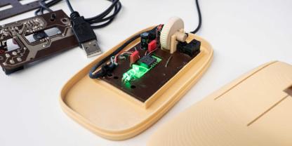 Forscher haben eine Computermaus aus Biokunststoff und Holzpartikeln gebaut. Darin befinden sich Leiterplatten - ebenfalls aus Holz. So sollen Elektroschrott und Kohlenstoffemissionen reduziert werden.