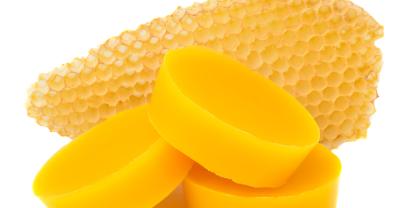 Damit das Wachs so sauber und gelb wird, muss man es öfter einschmelzen und mit Säure bearbeiten. Foto: kosolovskyy - stock.adobe.com