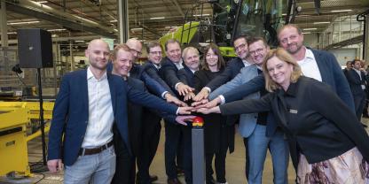 Zur Inbetriebnahme des neuen Claas-Logistikzentrums waren Vertreter der Politik, der Familie Claas, der Geschäftsführung und die Projektverantwortlichen vor Ort.