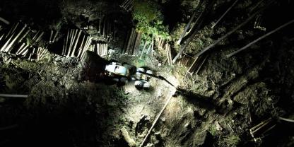 Wenn der Rückezug kaputt ist, steht auch der Harvester bei der nächtlichen Holzernte still. (Symbolbild)