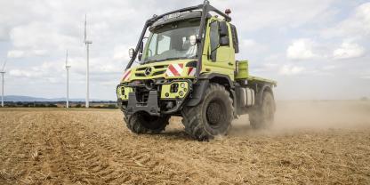 Mercedes-Benz Unimog im Einsatz in der Landwirtschaft.