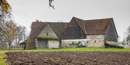 Die Erben landwirtschaftlicher Gebäude und Flächen gehen oftmals fälschlich davon aus, dass der Betrieb erloschen sei.