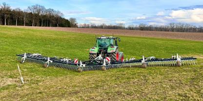 Der Variofield Striegel von DicksonKerner ist in Arbeitsbreiten von 6,3 bis 15,15 m erhältlich.