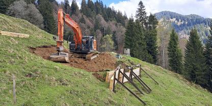 Bei den Bauarbeiten: Erstellung des Rohplanums des Rückeweges.