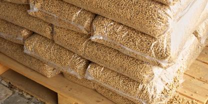 Holzpellets-in-Säcken-AdobeStock_444933590