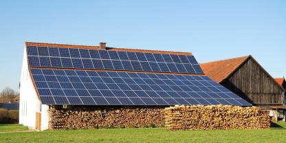 PV-Anlage-Bauernhof-AdobeStock_32455940